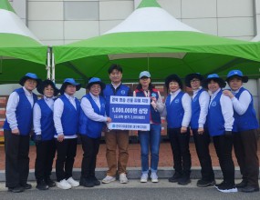 2025년 3월 29일 청송으로 가는 고속도로가 통제되어 구길로  새까맣게 타들어간 산과 형체조차 남지않은처참한 집들을 보며 먹먹한 마음으로 도착한 청송군 국민체육센터에  가장 급한 물품으로 요청받은이재민 식사 배달 용기 (밥,국,찬용기,수저세트등) 2,000세트를  전달하고이재민들에게 간식으로 배달될 딸기 소분 작업까지 마무리 하였습니다. 