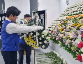 2025년 4월 9일 최용원 지회장님을 비롯한 임원 30명은2025년 4월 6일 서변동에서 발생한 산불을 진화하던 중 헬기 사고로 순직하신 故정궁호 기장님의 분향소가 마련된 무태조야동 행정복지센터를 방문해 헌화 조문하였습니다.  산불로 인한 희생이 헛되지 않기를 바라며 삼가 고인의 명복을 빕니다. 