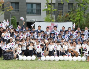 &nbsp;한국자유총연맹대구북구지회(회장 최용원)에서 8월 13일 다가오는 광복 80주년을 맞아 도남3단지 556세대를 대상으로 ‘나라사랑 태극기 운동 성공 기념식’을 개최하였습니다.주민 전원이 태극기 게양에 참여함에 따라 광복절 전 세대 태극기 달기 운동 시범아파트 인증패가 전달됐고 이를 통해 주민들의 자긍심과 태극기 달기 참여 의지를 고취하였을 뿐만 아니라&nbsp;주민 참여 체험과 어린이 퍼포먼스를 통해 태극기를 함께 휘날리며 나라사랑의 의미를 되새기는 시간을 가졌습니다.&nbsp;