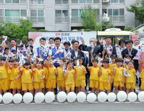 제81주년 광복절을 맞아 나라사랑 태극기 달기 시범아파트로 선정된 대백인터빌(관문동) 아파트 입주민들에게 태극기를 보급하고 광복절 전 세대 100% 게양으로 광복의 역사적 의미를 되새기고 나라사랑하는 마음을 드높이는 축하 기념식을 개최하였습니다.&nbsp;